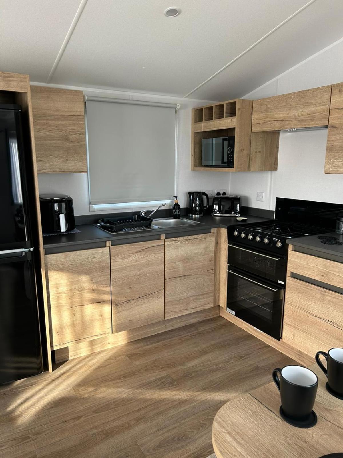 Lyons Robin Hood Hv55 Apartment Rhyl